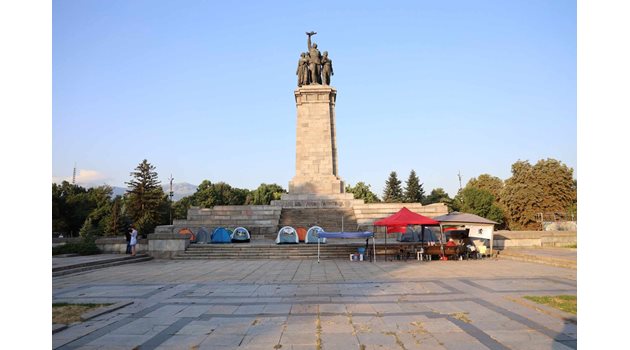 Паметникът на Съветската армия отново осъмна с изпочупени плочи след вандализма на фенове от "Левски".