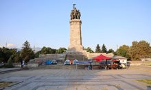 След екшъна пред Паметника на Съветската армия май ще махат палатките на бранителите