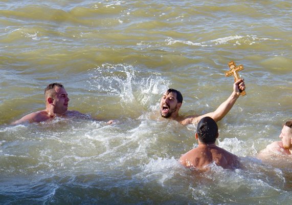 Традиционното хвърляне на кръста във водите на река Дунав.
Снимка: Пресцентър