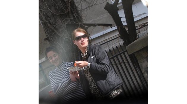 НА КРАК: Силвия Найденова (с очилата) похапва спагети и си говори с младши адвокат Цончева пред кантората. 

