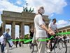 Човешка верига срещу расизма в Берлин, но при социална дистанция (Снимки)