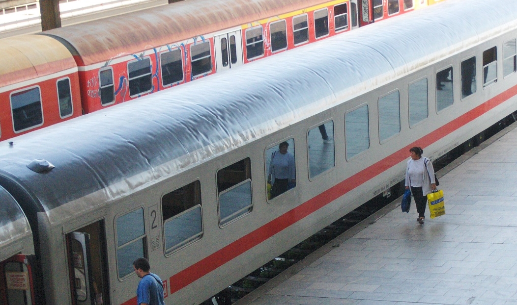Влакът Пловдив - София аварира на гара Костенец, няколко композиции са с големи закъснения