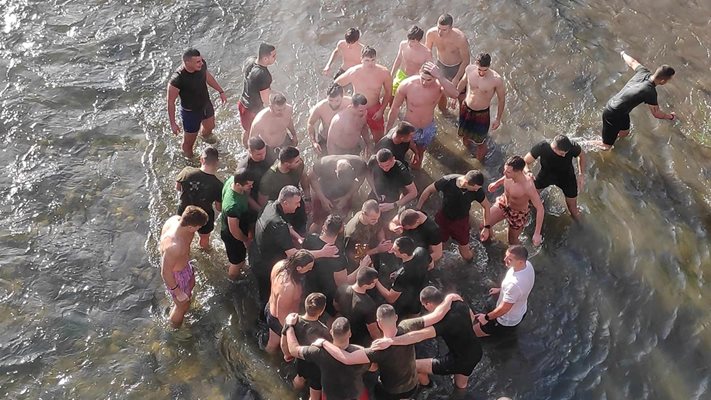 54 мъже и момчета, 25 от тях курсанти в НВУ, се хвърлиха да извадят кръста на Йордановден Снимка: Дима Максимова