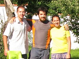 Трима български студенти прекосяват 8000 км пеша, с колела и автомобил