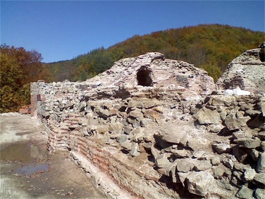 Крепостта "Траянови врата" до Костенец в момента се въозновява, за да стане теристически обект, с европейски пари. Прави се с естествени материали.