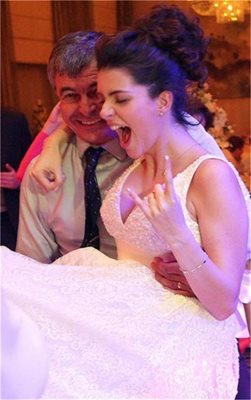 Ива Софиянска пее в прегръдките на баща си по време на сватбата.