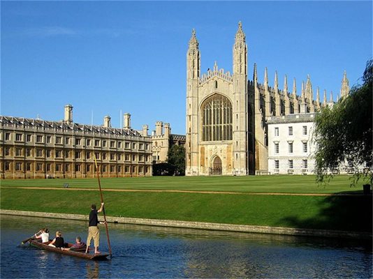 Фасадите в Кеймбридж вдъхват респект от научните и историческите традиции на университета. 
СНИМКИ: АРХИВ