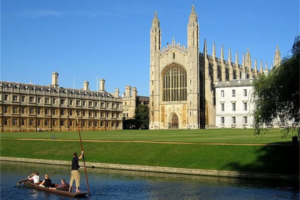 Фасадите в Кеймбридж вдъхват респект от научните и историческите традиции на университета. 
СНИМКИ: АРХИВ