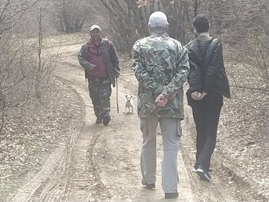 Други пък отидоха до манастира да се помолят за здраве и се подкрепиха със скара.