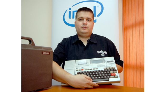 ГОРДОСТ: Богомил Александров показва 27-годишния лаптоп с вграден принтер и касетофон.