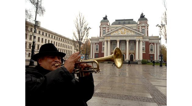 Уличните музиканти в София ще могат да се изявяват само на определени места в столицата, ако новата наредба за обществения ред бъде приета от СОС. СНИМКИ: “24 ЧАСА”