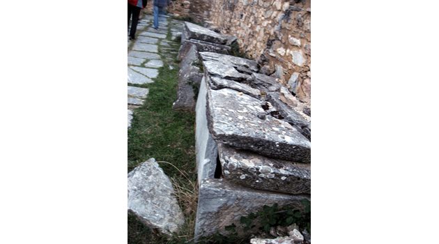 Гробът на Самуил на гръцкия остров Свети Ахил в Малкото преспанско езеро