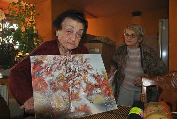 Баба Костадинка показва една от последните си творби. Зад нея е дъщеря й Румяна.
