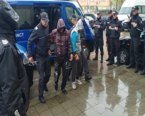 Полицаи водят тримата биячи в съдебната зала в Габрово. На малката снимка - група гневни със сопи отиват към ромските къщи в сряда вечерта.