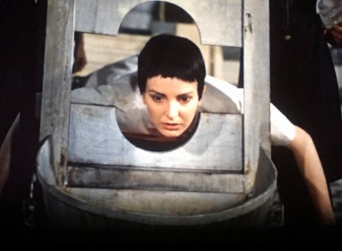 Ренета Дралчева в кадъра с гилотинирането на героинята й Яна Манева в “От другата страна на огледалото”.