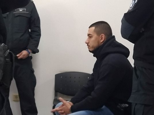 Полицаят Денислав Борисов седнал в съдебната зала.