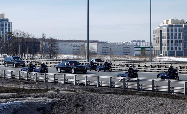 Конвой от коли и мотоциклети охранява Си Цзинпин в Москва.
СНИМКИ: РОЙТЕРС