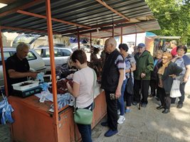 Опашки за скъпи череши по пазарите в Пловдив ден преди Задушница (снимки)