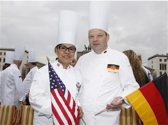 Главният готвач в хухнята на Ангела Меркел- Улрих Керц (в дясно), позира с готвача на Барак Обама- Кристела Комерфорд
