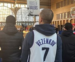 Българинът Мартин В. получи подарък от половинката си - посещение на изнесения мач в Париж от НБА “Бруклин” - “Кливлънд” този четвъртък. Това става все по-честа практика в България.