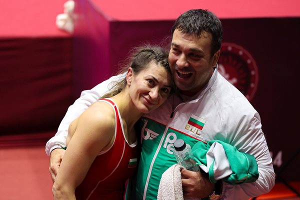 Евелина Николова стигна до полуфиналите на европейското по борба в Букурещ след две победи