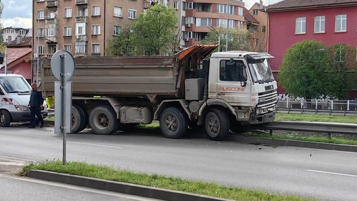 КОШМАРНА КАТАСТРОФА! Камион за малко да полети в река в София (СНИМКИ)