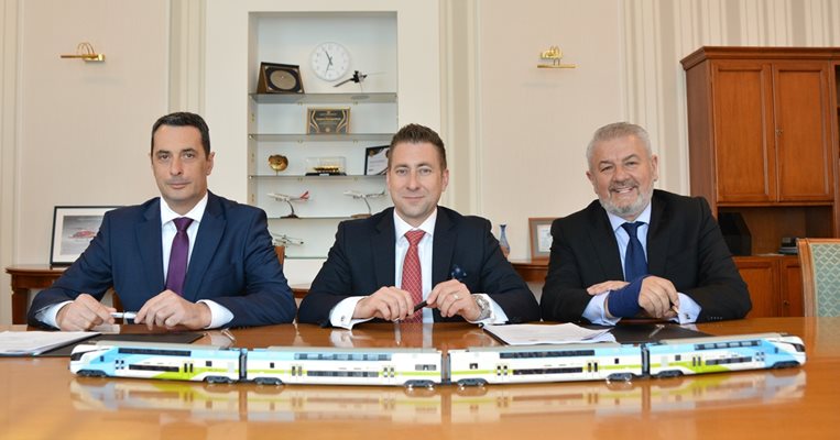 Министър Гвоздейков с ръководството на полската компания "Щадлер". Пред тях е макет да двуетажна композиция.
Снимка: министерство на транспорта