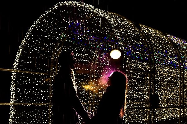 Двойка се наслаждава на светлинна инсталация в ботаническа градина в Западен Лондон. Традиционната коледна осветена пътека в парка ще радва жителите на британската столица до 3 януари.