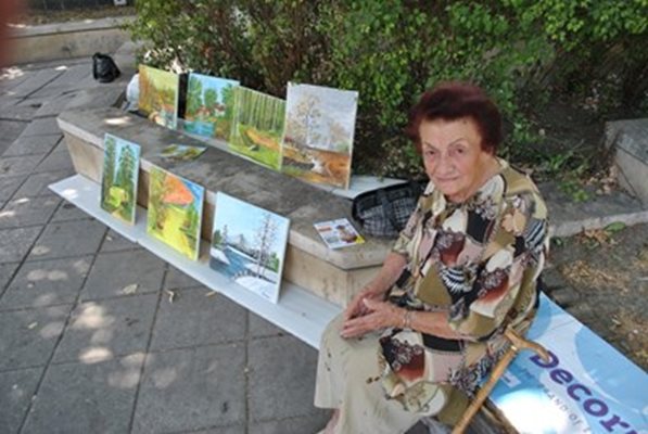 Възрастната жена преди 2 г. с картините си, които продаваше на тротоара до пазар "Чаталджа”