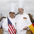 Главният готвач в хухнята на Ангела Меркел- Улрих Керц (в дясно), позира с готвача на Барак Обама- Кристела Комерфорд
