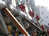 Предприемачът, отговорен за строителството на блока в Тайван, който се срути след мощното земетресение е арестуван. Най-малко 39 души загинаха при рухването на комплекса „Златен дракон” в Тайнан, съобщи ВВС.
Според местни медии, сред отломките на сградата до носещите стълбове са открити тенекии от олио за готвене.