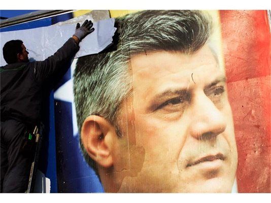 Свалят предизборен плакат в Прищина с лика на премиера Хашим Тачи след парламентарните избори в Косово, състояли с в неделя. Неговата Демократическа партия спечели най-много гласове. 
СНИМКИ: РОЙТЕРС