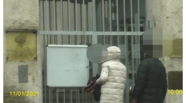 Съпругата на Резидента, както е наречен в разработката на прокуратурата, влиза и излиза от Руското посолство.