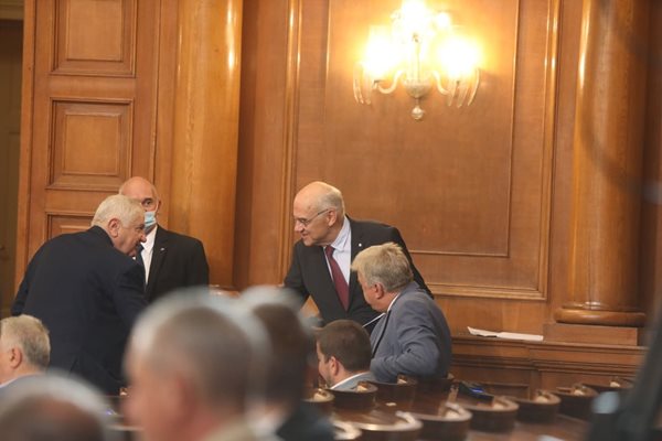 Председателят на КЕВР Иван Иванов влиза в пленарната зала, за да отговаря на въпросите на депутатите за цените на водата. 