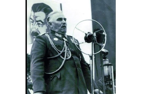 Народният генерал Добри Терпешев много обичал да ораторства