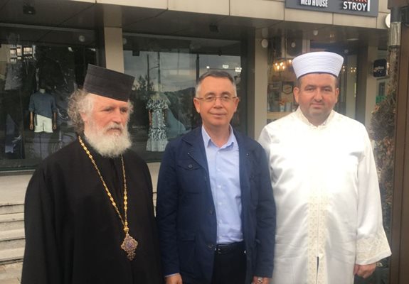 Кметът на Кърджали Хасан Азис, свещеникът отец Петър Гарена и мюфтията Басри Еминефенди в събота ще бъдат на аудиенция при папата. СНИМКА: АРХИВ