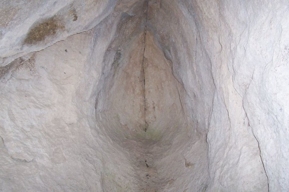 Олтарът в дъното на пещерата Утроба.