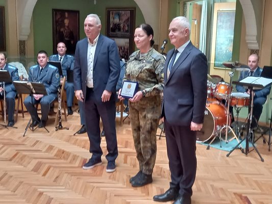 Христо Стоичков и зам-министърът на отбраната Атанас Запрянов наградиха най-добрата спортистка при военните Ваня Гатева.


Снимки: Авторът