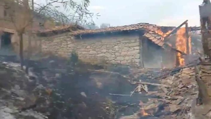 A fire in Kyustendilsko burned houses