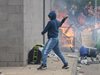 Демонстранти счупиха прозорци на хотел и запалиха кофи за боклук в Северна Англия