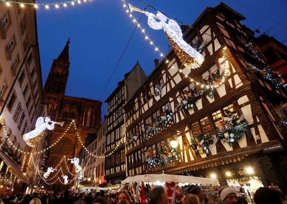 Коледният базар в Страсбург, Франция, се организира всяка година от 1570 г. насам.