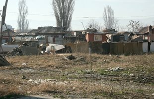 Българи с имоти в "Столипиново" плащат данъци, а нямат достъп до тях