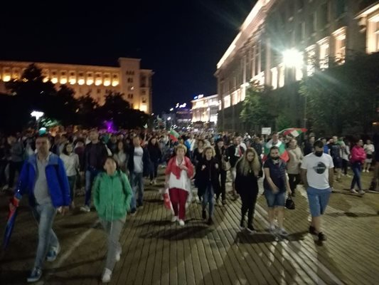 Протестиращите се отправиха към Орлов мост.