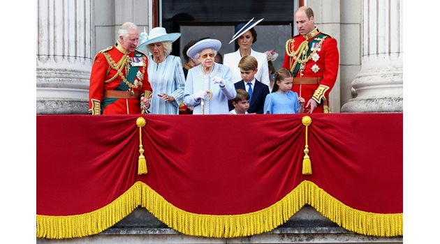 Кралицата се забавляваше с палавия принц Луи и поздравяваше тълпата от хора.