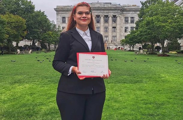 Д-р Габриела Панайотова с дипломата от Harvard Medical School