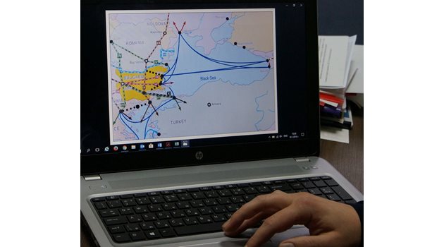 Ръководителят на проекта Христо Алексиев показва карта с транспортните потоци.