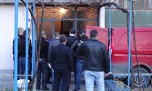 Кошмар в Пловдив: Мъж убил съпругата си и се намушкал в шията. Бебешки плач издава трагедията