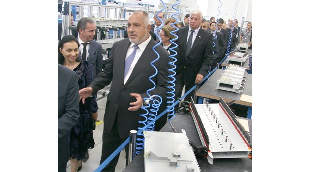 Бойко Борисов разгледа новия френски завод край Пловдив
