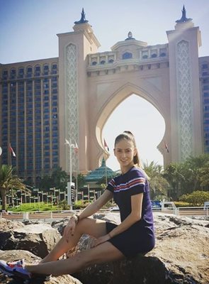 Владинова пред най-известния хотел в Дубай
