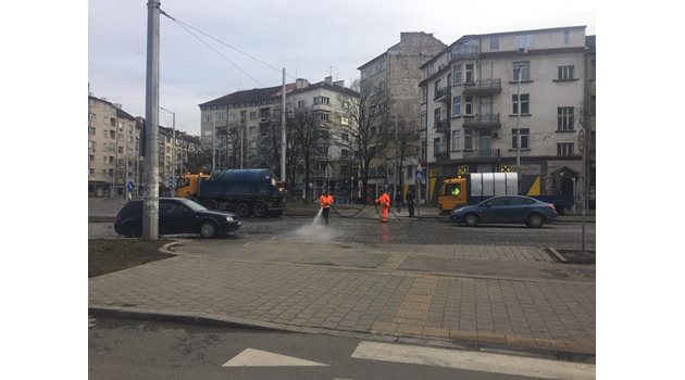Служители на почистващите фирми в София миха вчера булеварди и улици.